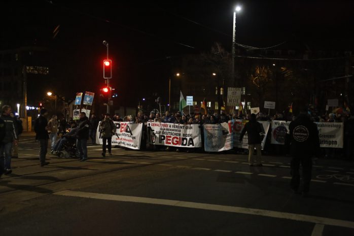 20:10 Uhr: LEGIDA oder besser heute PEGIDA läuft auf dem Ring. Foto: L-IZ.de