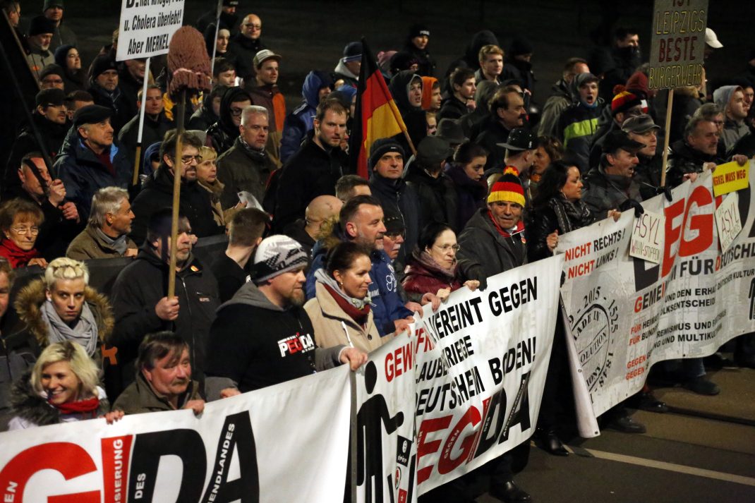 „Team Dresden“ in Leipzig. Die PEGIDA-Spitze marschiert wie immer vorn. Foto: L-IZ.de
