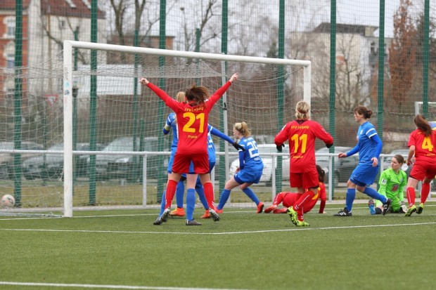 Drin! Mit der letzten Aktion des Spiels traf Marie-Luise Herrmann per Freistoß zum 2:2-Ausgleich. Foto: Jan Kaefer