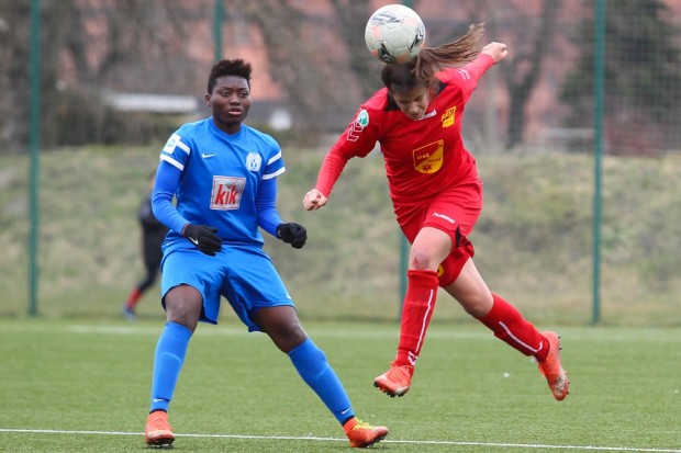 Chiara Benedetto (FFV) klärt vor Betty Anane. Foto: Jan Kaefer