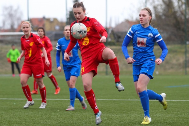 Madlen Frank (FFV) pflückt den Ball aus der Luft. Foto: Jan Kaefer