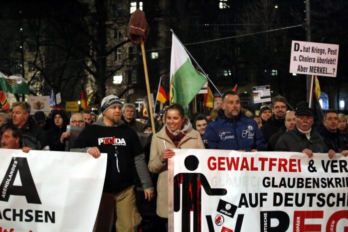 20:16 Uhr: Legida fest in Dresdner Hand: Siegfried Däbritz, Tatjana Festerling und Lutz Bachmann immer vorneweg. Foto: L-IZ.de