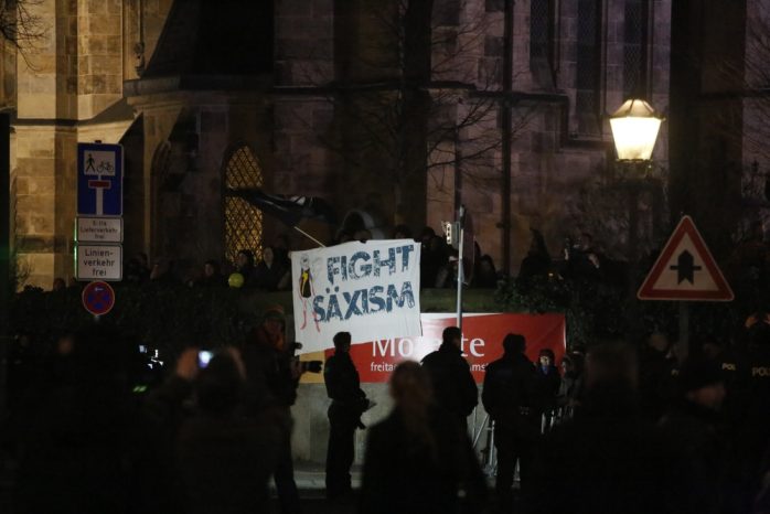 20:17 Uhr: Fight Säxism heißt es heute beim Gegenprotest. Foto: L-IZ.de