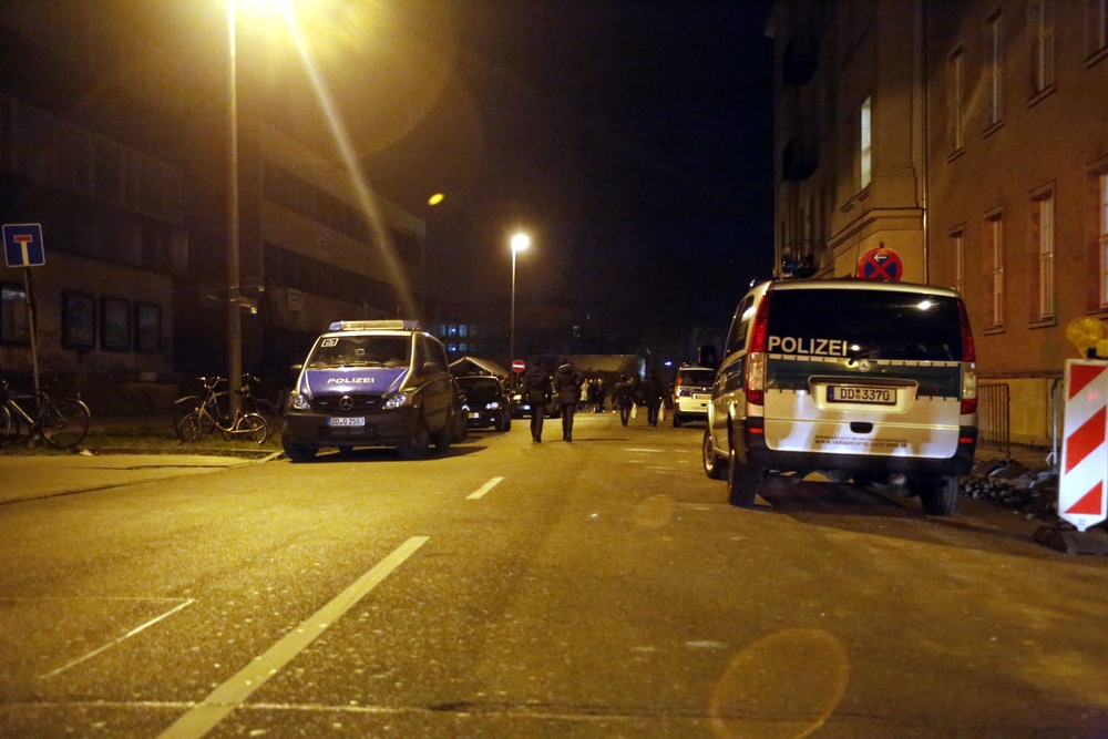 Am Ende bleiben einige Polizeieinheiten weiter vor Ort. Foto: Alexander Böhm