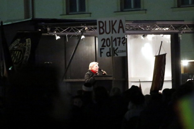 21:40 Uhr. "Bobby" ist sich sicher: Alle denken wie LEGIDA - Gegendemonstranten sind da anderer Überzeugung. Foto: L-IZ.de