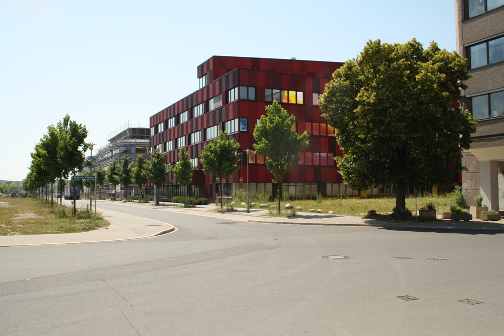 Erweiterungsbauten von BioCity und Fraunhofer IZI auf der Alten Messe. Foto: Ralf Julke