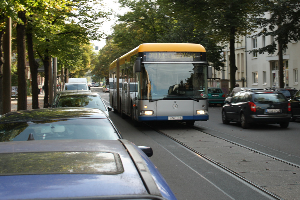 Zugeparkte Straßen - hier die Arno-Nitzsche-Straße - sind für Leipzig normal. Foto: Ralf Julke