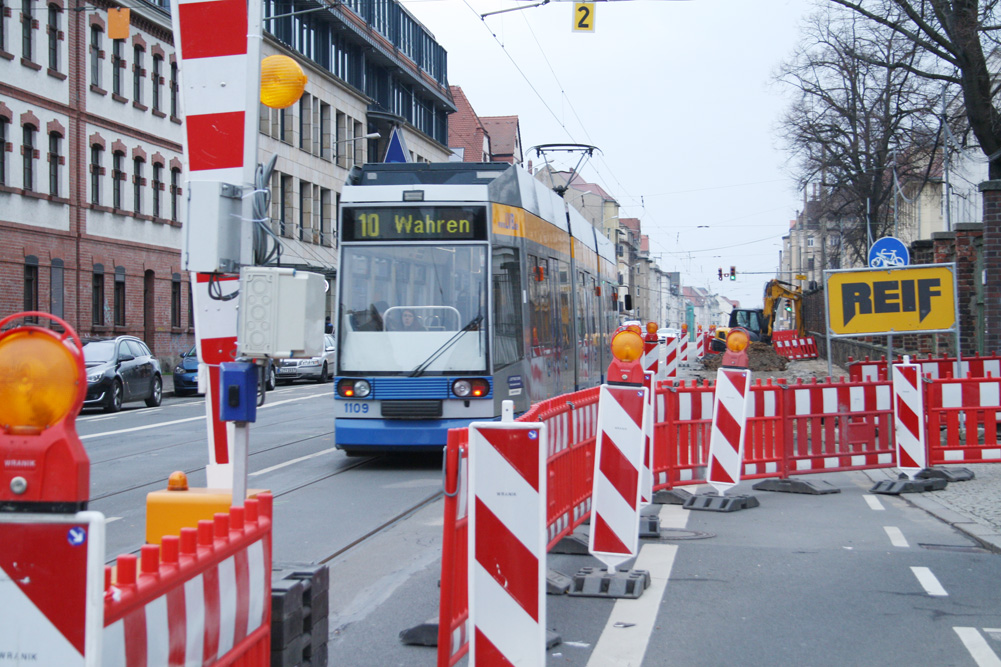 Schranke an der Baustelle in der Georg-Schumann-Straße. Foto: Ralf Julke