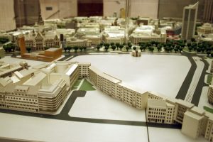 Die große Brachfläche Wilhelm-Leuschner-Platz / Markthallenviertel im Modell des Stadtplanungsamtes. Foto: Ralf Julke