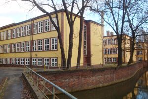 Brücke, Ufermauern und der Gebäude der 1929 erbauten Schule in der Karl-Heine-Straße 22b. Foto: Gernot Borriss