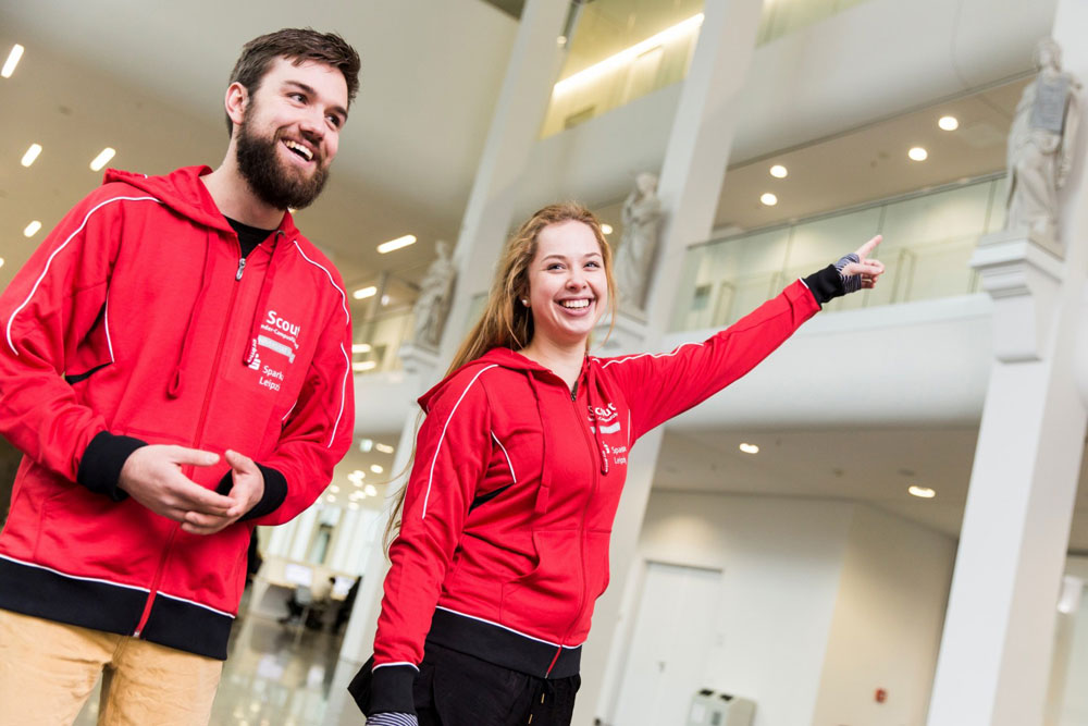 Die Lehramtsstudierenden Gustav Beyer (23) und Anna Kessler (20) zeigen regelmäßig Grundschulklassen und Hortgruppen ihre Universität. Foto: Christian Hüller