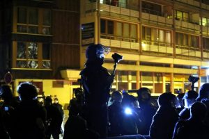 Die Polizei im Einsatz bei Legida & NoLegida: Dazwischen immer wieder Journalisten, die berichten wollen. Foto: L-IZ.de