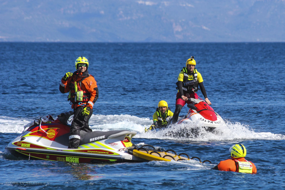 Sächsische DRK-Wasserretter trainieren freiwillige Helfer an Lesbos‘ Küste. Foto: DRK LV Sachsen e.V