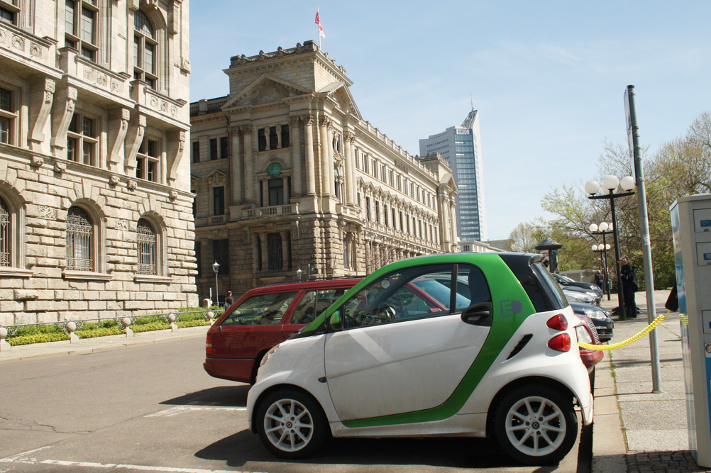 Beliebter E-Tankplatz vorm Neuen Rathaus. Foto: Ralf Julke