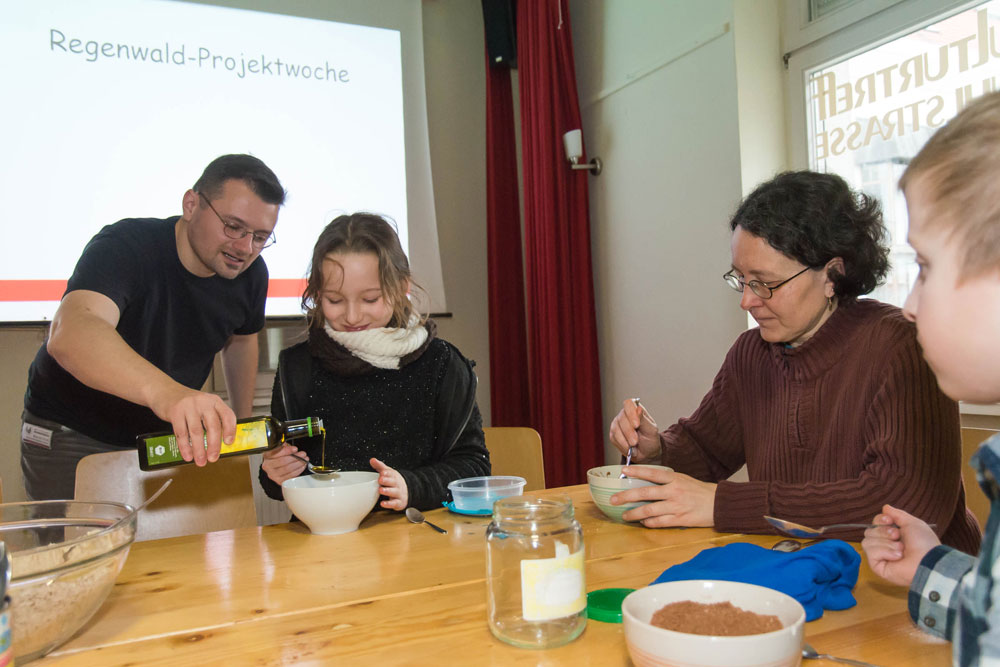 Marcel Pruß und Schirmherrin Lazar bei der Zubereitung palmölfreien Schokoaufstrichts mit Schülern der Paul-Robeson-Grundschule. Foto: Fabian Haas