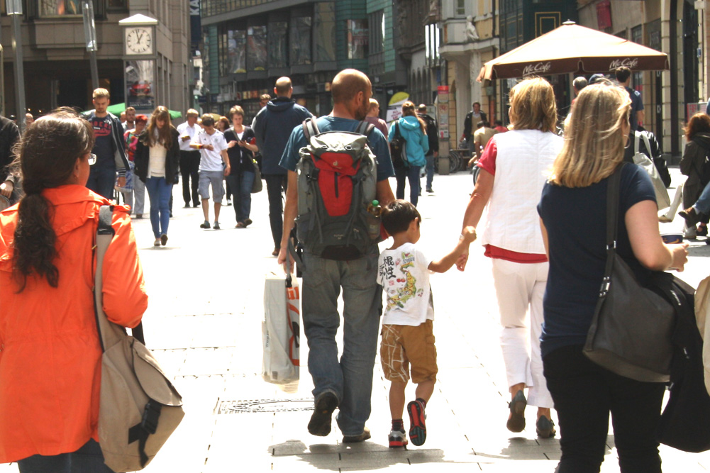 Familie unterwegs in der Petersstraße. Foto: Ralf Julke