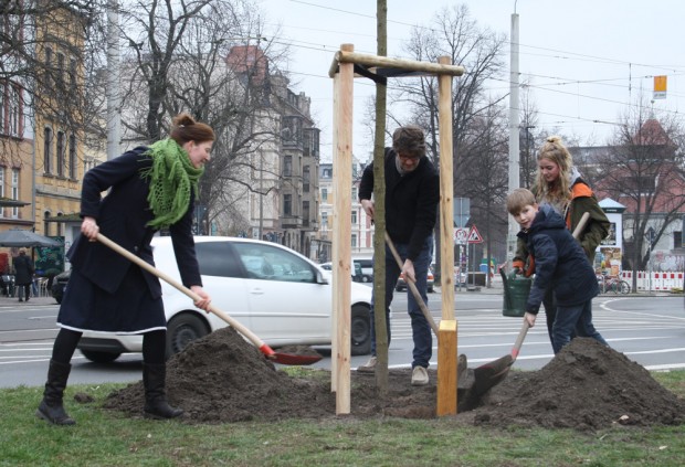 Familie Raidt beim Anpflanzen der von ihr gestifteten Säuleneiche am Connewitzer Kreuz. Foto: Ralf Julke 