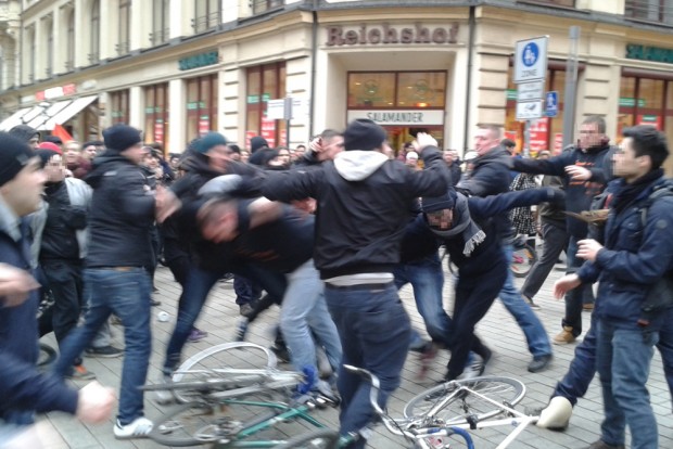 Frauenkampftag ist, wenn Männer sich prügeln. Foto: René Loch