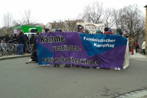 Der feministische Kampftag startete auf dem Otto-Runki-Platz. Foto: René Loch