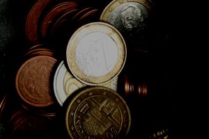 Geld auf dunklen Wegen. Foto: Ralf Julke