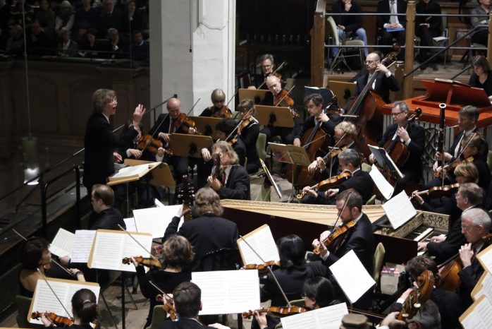 Gotthold Schwarz dirigiert das Gewandhausorchester. Foto: Alexander Böhm