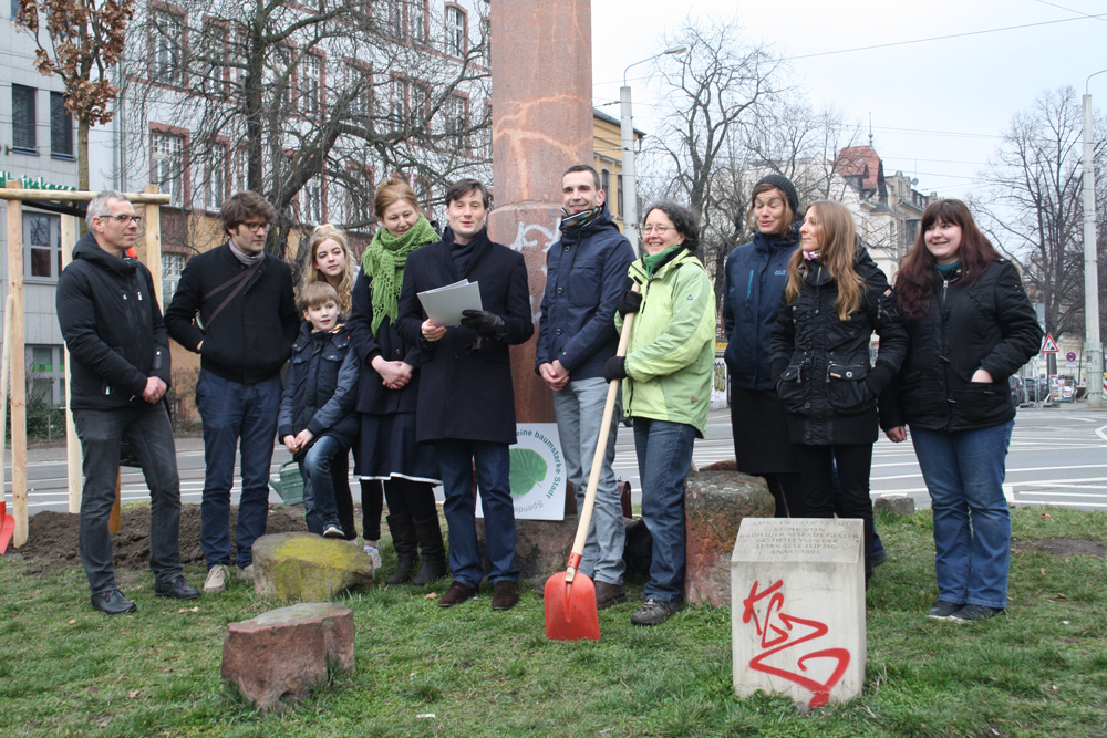 Gruppenbild mit allen Beteiligten am Connewitzer Kreuz. Foto: Ralf Julke