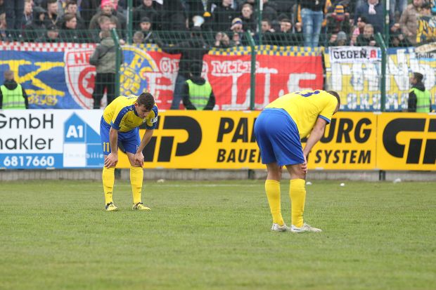 Enttäuschung bei Faton Ademi (hi.) und Djamal Ziane nach dem Schlusspfiff. Quelle: Bernd Scharfe