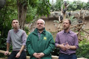 Alexander Loos, Dr. Jörg Junhold und Dr. Daniel Hanus vor der Schimpansenanlage im Pongoland. Foto: Ralf Julke