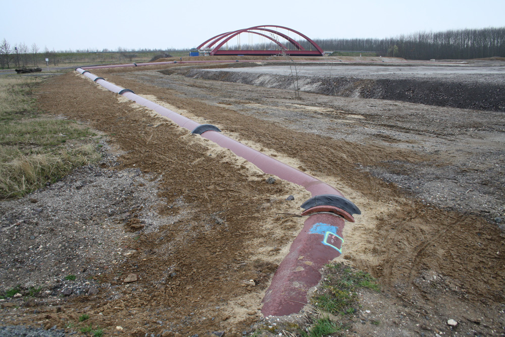 Blick über das Gelände zwischen Cospudener See und Brücke der A 38. Foto: Ralf Julke