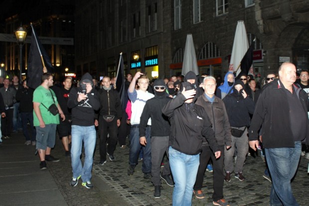 Hier marschiert der nationale Widerstand ... vermummt. Wer hier Polizeibeamte auf dem Bild vermisst, vermisst richtig. Foto: L-IZ.de