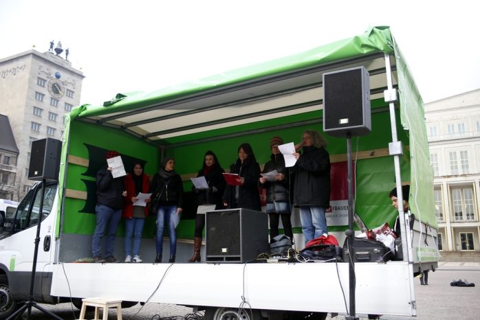 In sieben Sprachen wurde ein Aufruf verlesen. Foto: Alexander Böhm