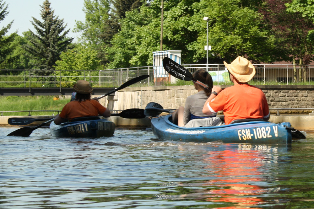 Mit Leihbooten an der Schleuse Connewitz. Foto: Ralf Julke