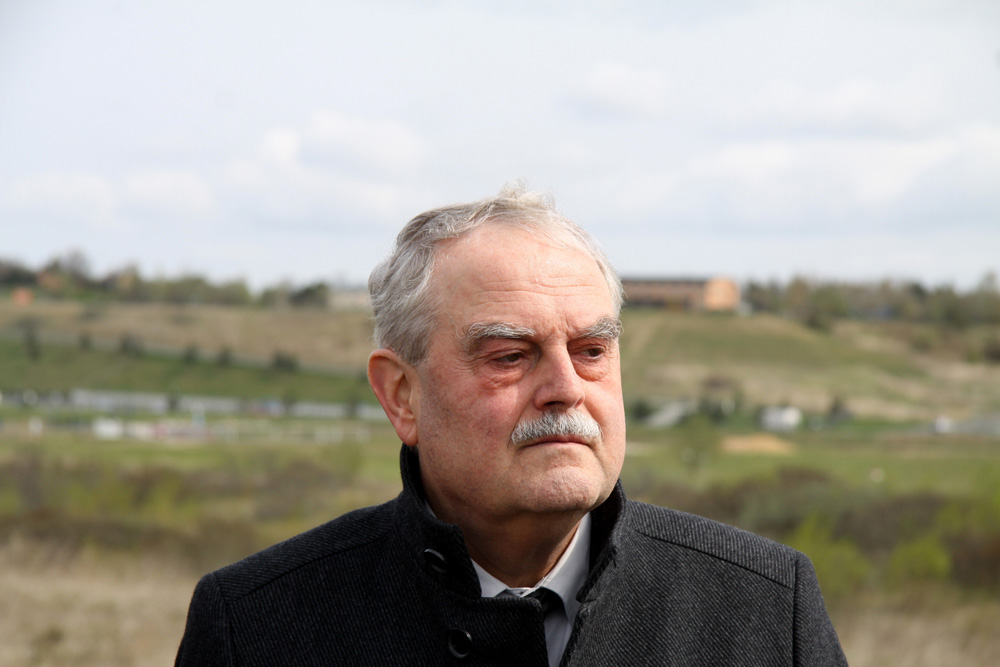 Bürgermeister Bernd Klose vor dem Seepark Auenhain. Foto: Matthias Weidemann