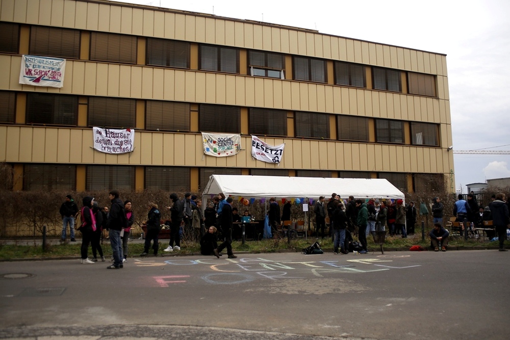Kundgebung vor dem besetzten Haus Platostraße am Samstag, 5. März. Foto: Alexander Böhm