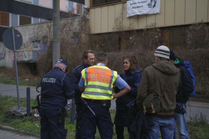 Landtagsabgeordnete Juliane Nagel verhandelt mit der Polizei. Foto: Alexander Böhm