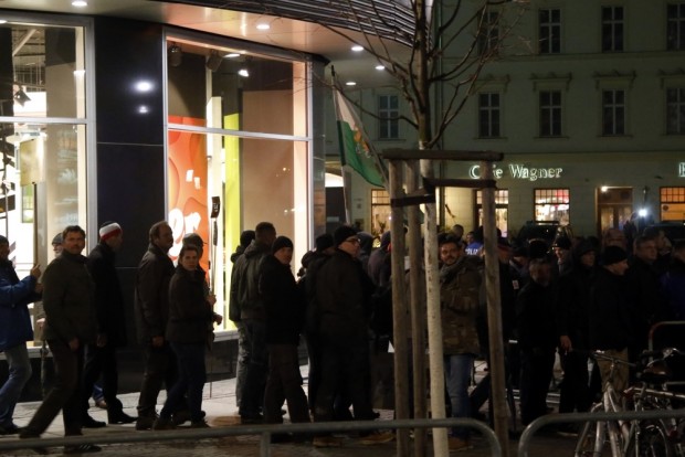 Legida-Teilnehmer auf dem Weg - mit Besenstange. Foto: L-IZ.de