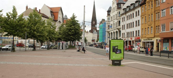 Der Lindenauer Markt mit Blick zur schmalen Haltestelle auf der Nordseite. Foto: Ralf Julke