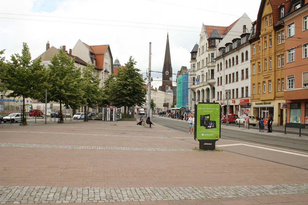 Der Lindenauer Markt mit Blick zur schmalen Haltestelle auf der Nordseite. Foto: Ralf Julke