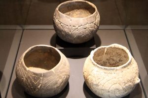 Als Linienband-Keramik bezeichnet man frühsteinzeitliche Keramik (5500 - 4500 v. C.) mit Verzierungen. Foto: Matthias Weidemann