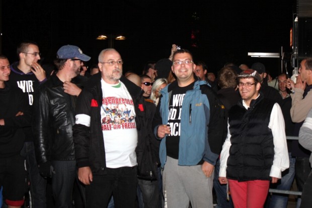 Lügenpresse halt die Fresse - hier der Spruch mal in "nett" auf einem T-Shirt des Ordners (rechts im Bild), der laut Ordnungsamt Leipzig bei Attacken auf Presse eingreifen wird. Noch weiter rechts Legida-Veranstalter Markus Johnke. Foto: L-IZ.de