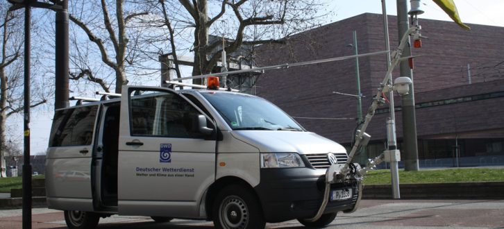 Das Messfahrzeug des Deutschen Wetterdienstes vorm Neuen Rathaus. Foto: Ralf Julke