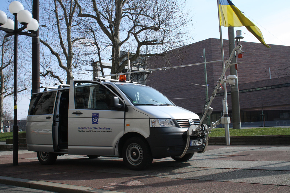 Das Messfahrzeug des Deutschen Wetterdienstes vorm Neuen Rathaus. Foto: Ralf Julke