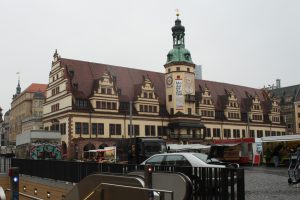 Ganz schön blass: Das Alte Rathaus und der 1989 zuletzt gestrichene Rathausturm. Foto: Ralf Julke