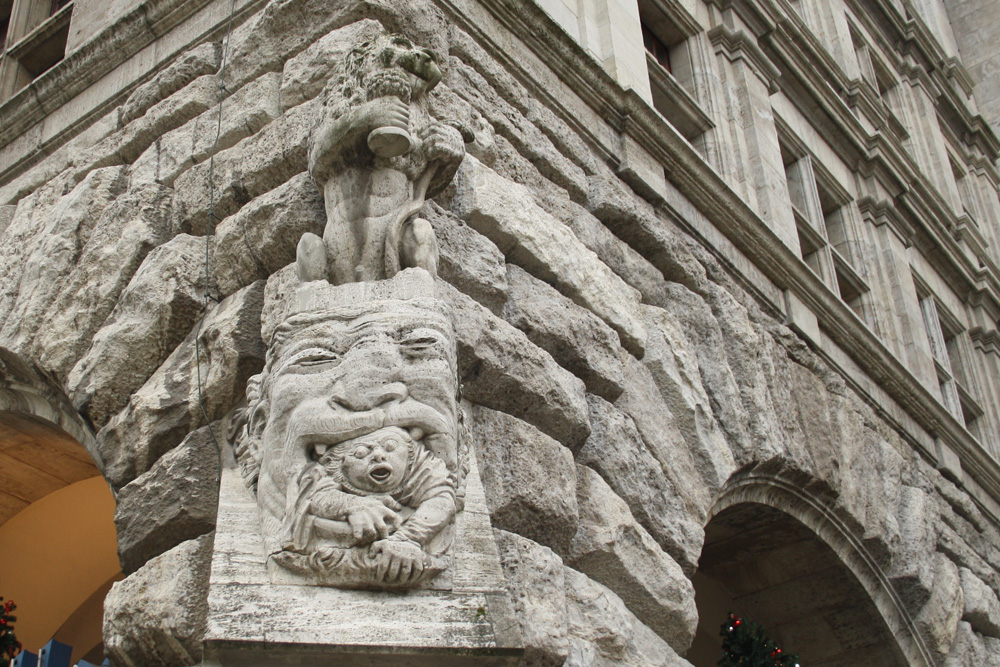 Geht so der Staat mit seinen Beamten um? - Plastik am Neuen Rathaus. Foto: Ralf Julke