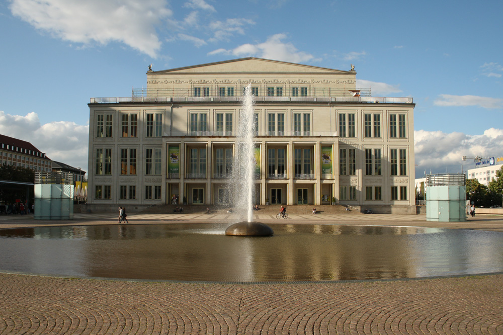 Das Leipziger Opernhaus mit Opernbrunnen. Foto: Ralf Julke