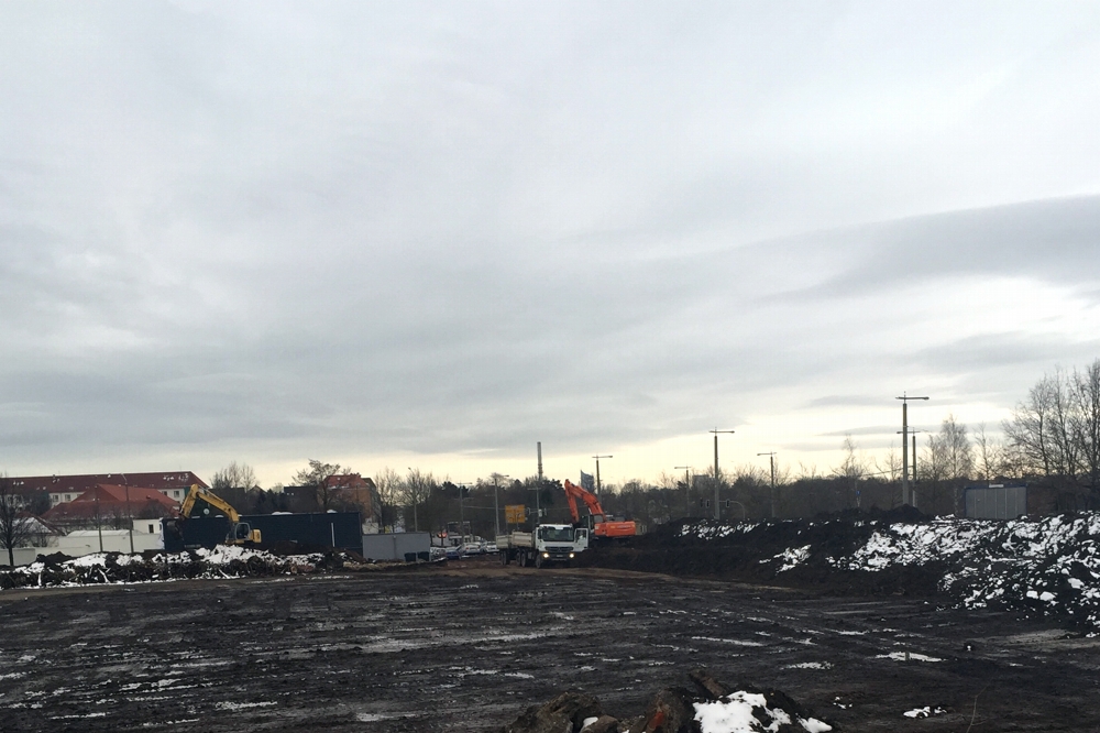 Der Platz am 2. März gegen 12 Uhr. Wald weg, Mauer weg, Baumaschinen beherrschen das Bild an der Delitzscher Straße. Foto: Privat