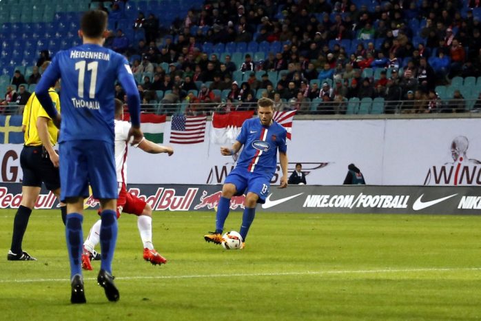 Die Leipziger Abwehr schläft und der Heidenheimer Robert Leipertz plaziert in Ruhe sein Torschuss zum Null zu Eins platzieren. Foto: Alexander Böhm