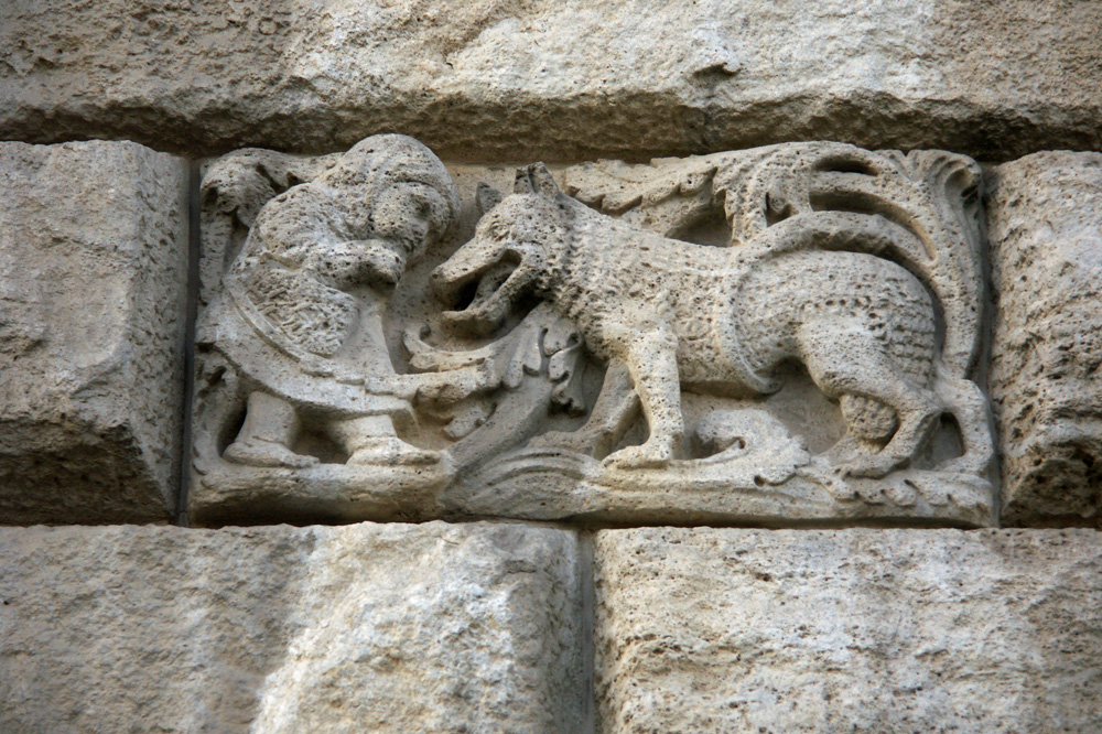 Rotkäppchen und der Wolf. Dieses Relief ist nicht etwa beim Wolfsmanagement im Naturparkhaus Dübener Heide in Bad Düben zu sehen, sondern an Leipzigs Neuem Rathaus, wenige Meter entfernt von der Freitreppe des Haupteingangs. Foto: Karsten Pietsch