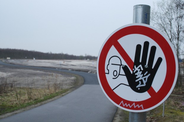 Das Schild warnt zwar noch, aber der Rundweg ist seit Dezember wieder befahrbar. Foto: Ralf Julke