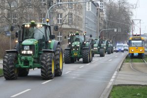 Protest mit Traktoren auf der Eutritzscher Straße. Foto: Ralf Julke